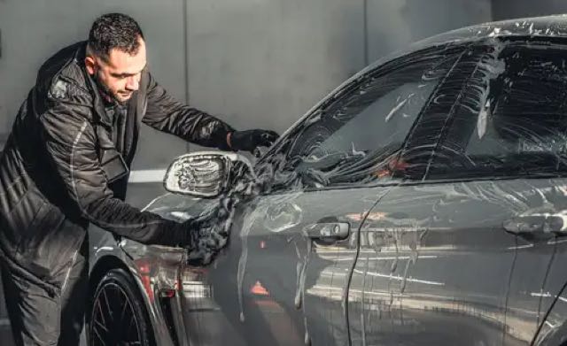 Auto in de werkplaats van CLB Automotive